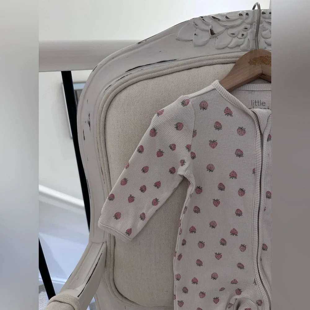 🤍 6 Mth Organic Ribbed Strawberry Print Baby Footie Onesie in Oat NWT - Picture 4 of 10